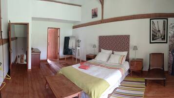 4 slaapkamers, een strijkplank/strijkijzer, reisbedje, gratis wifi