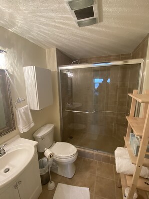 Bathtub, towels, soap, toilet paper - Seventh floor Mountain View condo. (Sugar Mountain)