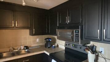 Réfrigérateur, four à micro-ondes, un four, surface de cuisson