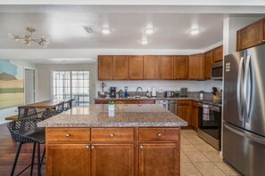 Fridge, microwave, oven, stovetop - Desert Retreat *Views* close to JTNP (Yucca Valley)
