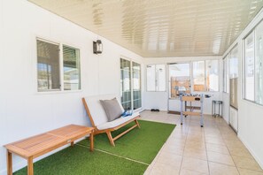 Interior - Desert Retreat *Views* close to JTNP (Yucca Valley)