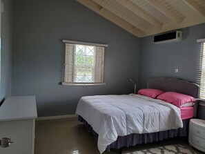 2 bedrooms, iron/ironing board, free WiFi, bed sheets - 10 mins from Dunns River and more (Ocho Rios)