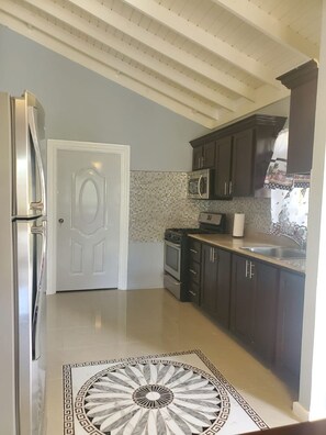 Fridge, microwave, stovetop, cookware/dishes/utensils - 10 mins from Dunns River and more (Ocho Rios)