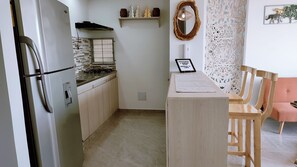 Jääkaappi, kahvin-/teenkeitin, keittoastiat/astiat/ruokailuvälineet