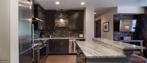 Refrigerador, microondas, horno y lavavajillas