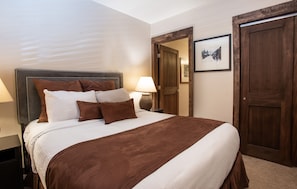3 habitaciones, tabla de planchar con plancha, wifi y ropa de cama 