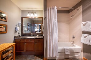 Regadera, secadora de cabello, toallas 