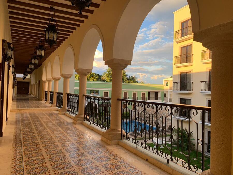 32-inch flat-screen TV with cable channels, TV