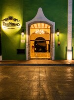 La entrada de Real Hispano Valladolid, con fachada verde, un arco de bienvenida y dos lámparas fijadas a la pared.