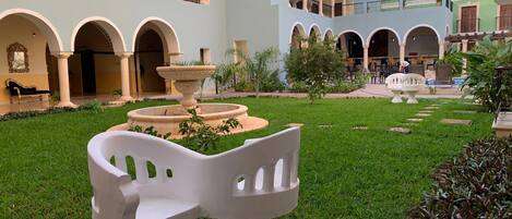 Télévision à écran plat de 32 pouces avec chaînes par câble, télévision