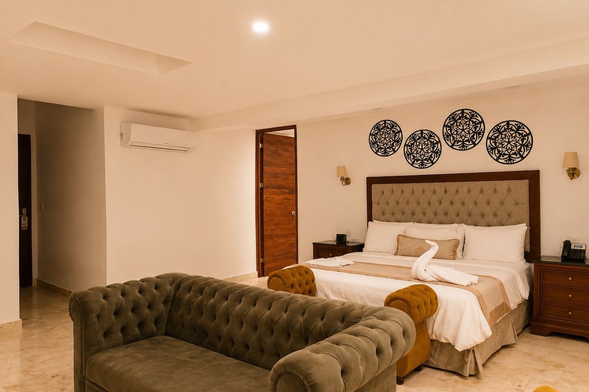 Suite junior, 1 cama de matrimonio grande (Jacuzzi) | Caja fuerte, escritorio, tabla de planchar con plancha y wifi gratis