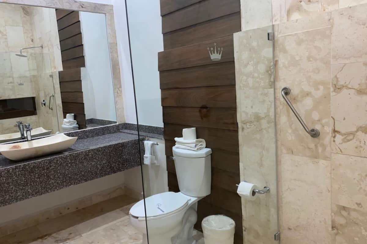 junior suite, 1 king bed | bathroom | shower, towels