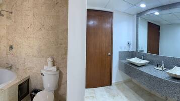 Master Suite Deluxe | Baño | Regadera y toallas