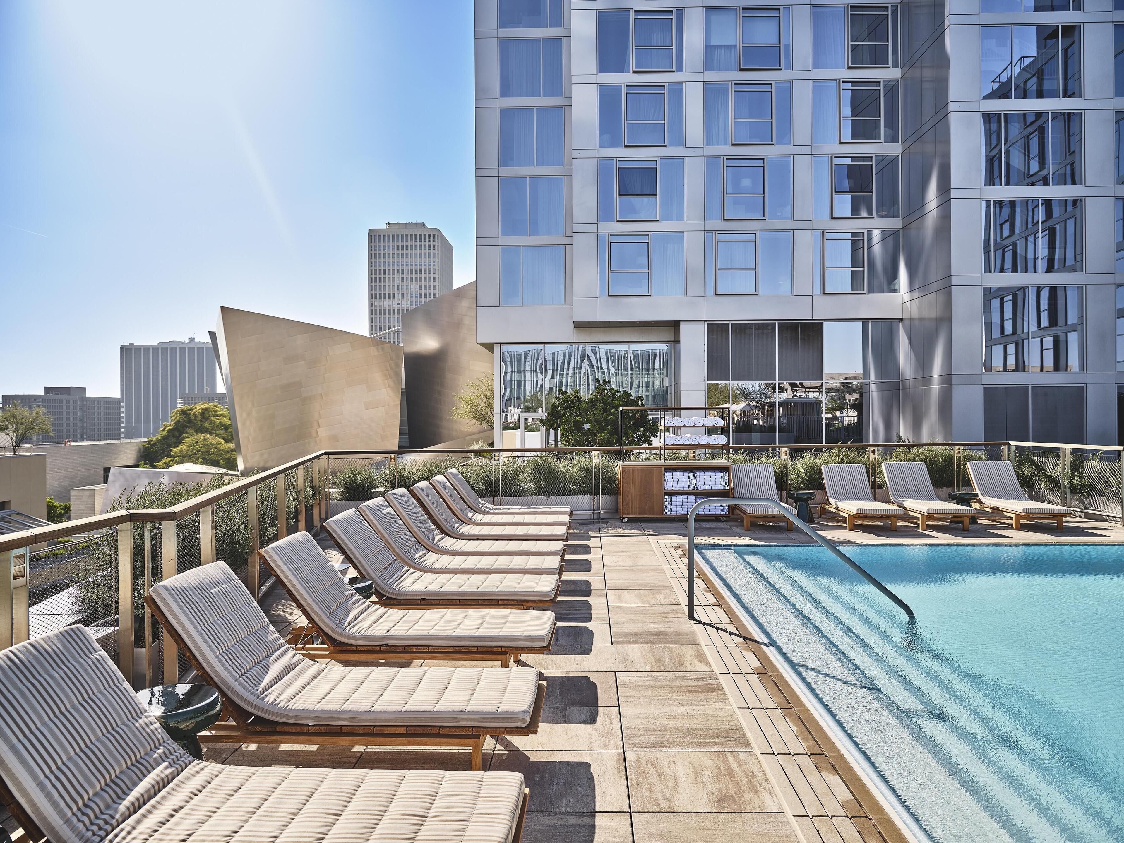 حمّام سباحة خارجي، كبائن (بتكلفة إضافية)، مظلات على حمّام السباحة