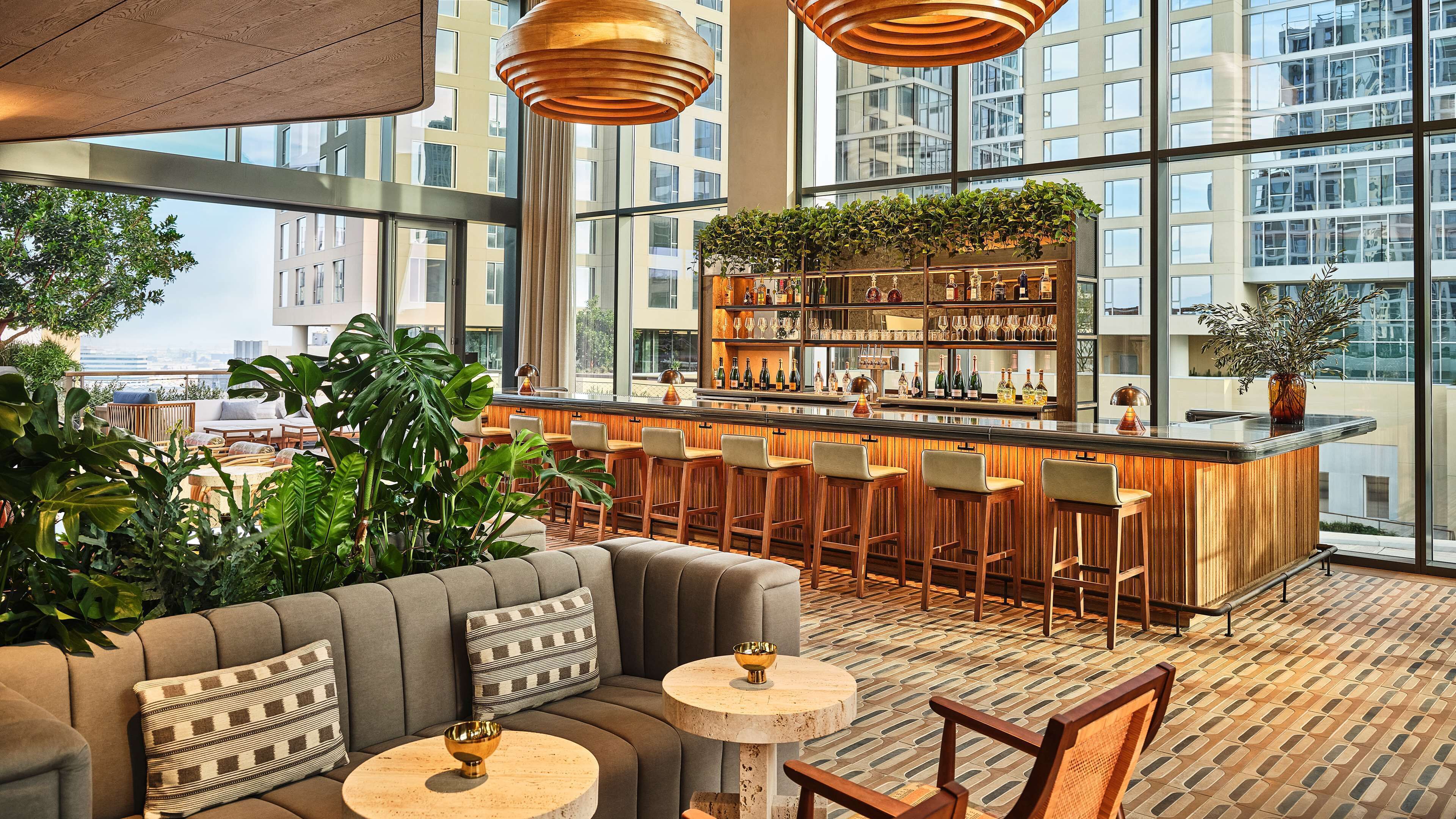 3 bars/lounges, cocktail bar