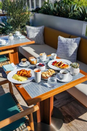 Petit déjeuner complet servi tous les jours en supplément