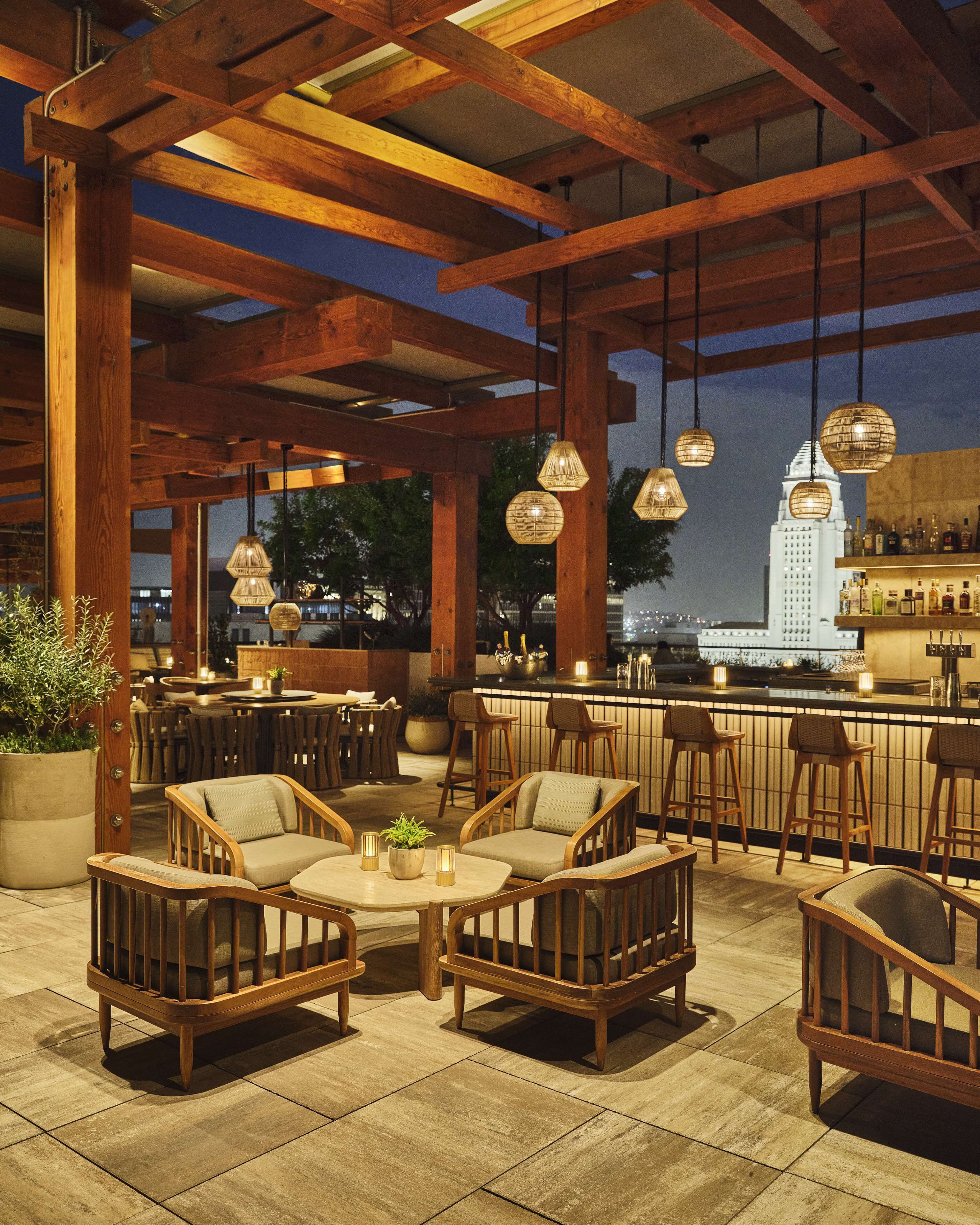 3 bares y 1 bar de copas