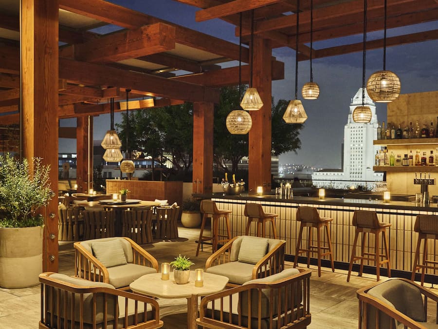 3 bars/lounges, cocktail bar