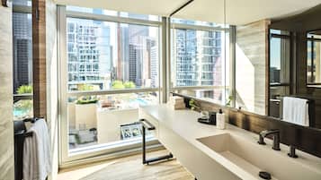 Regndusjhode, toalettartikler (inkludert), hårføner og badekåper