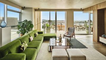 Penthouse (Skyline Penthouse) | Woonruimte | Een 55-inch lcd-televisie met satellietzenders, een televisie en Netflix