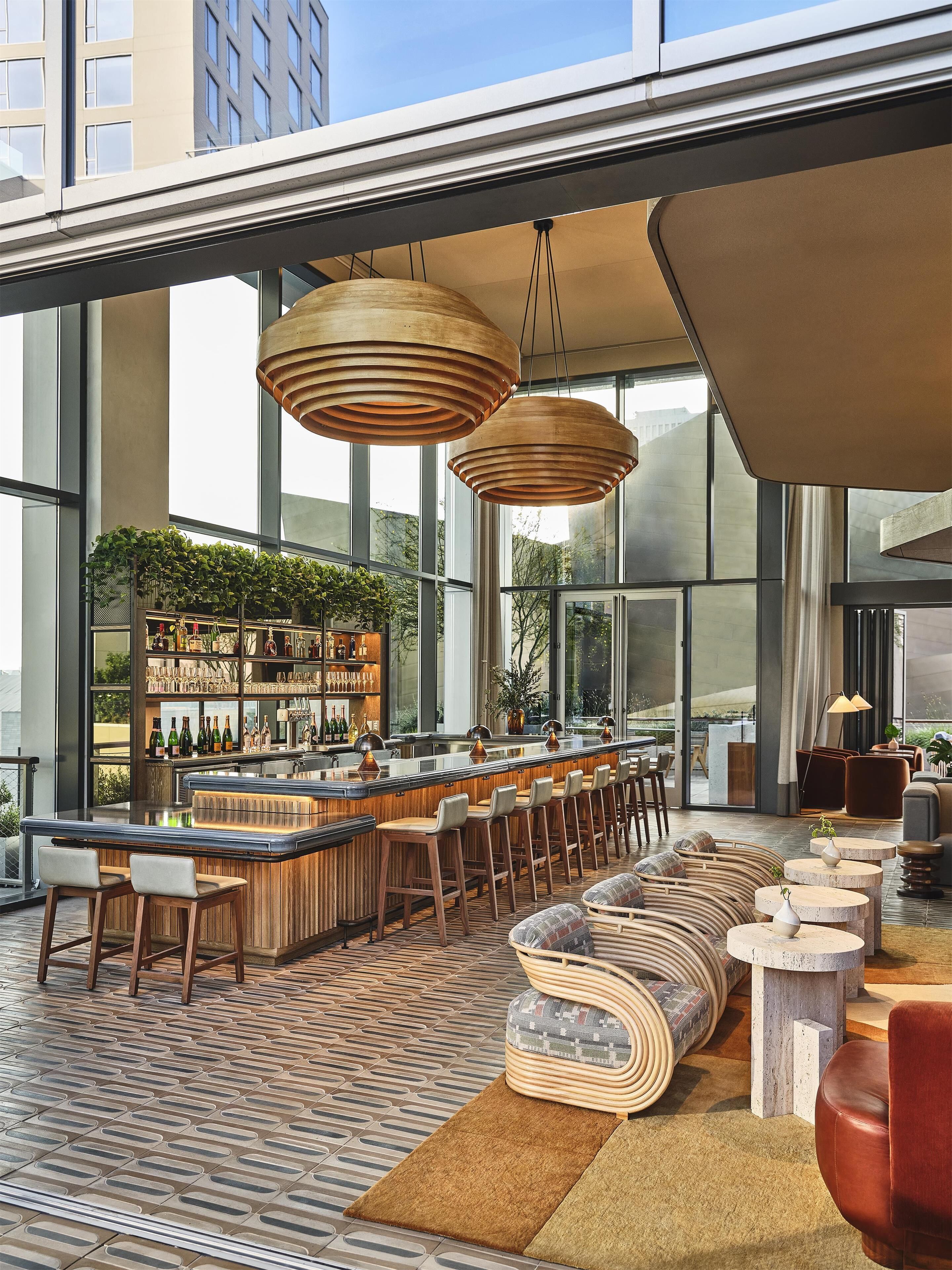 3 bars/lounges, cocktail bar