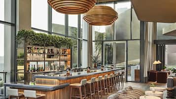 3 bars/lounges, cocktail bar