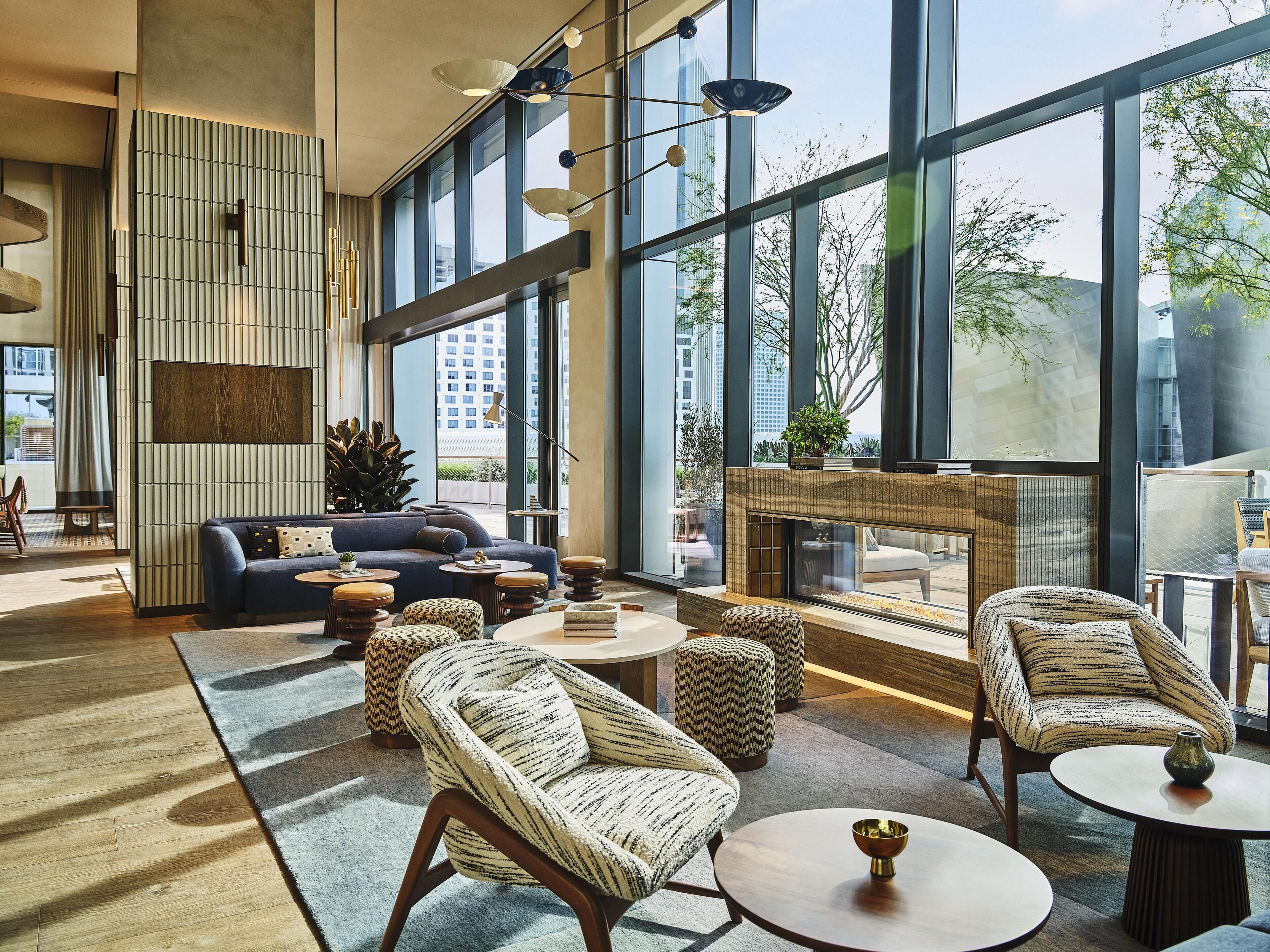 Un intérieur moderne avec un canapé, des fauteuils et une cheminée.