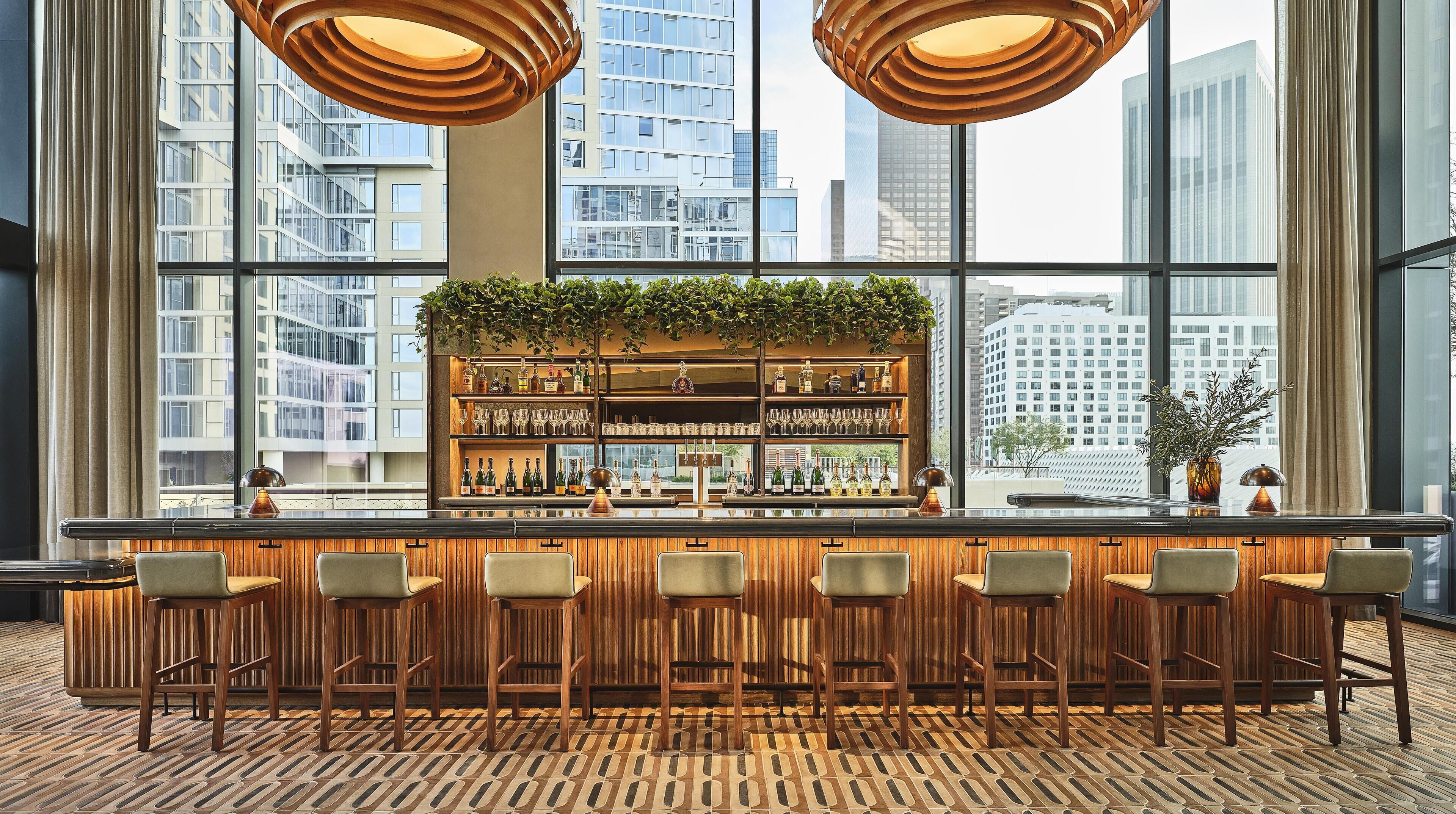 3 bars/lounges, cocktail bar
