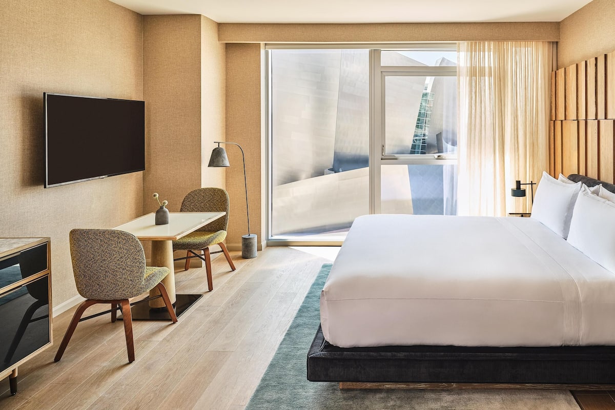 Premium Room, 1 King Bed | Premium bedding, down comforters, minibar, in-room safe