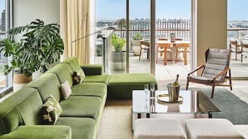 Penthouse (Skyline Penthouse) | Woonruimte | Een 55-inch lcd-televisie met satellietzenders, een televisie en Netflix