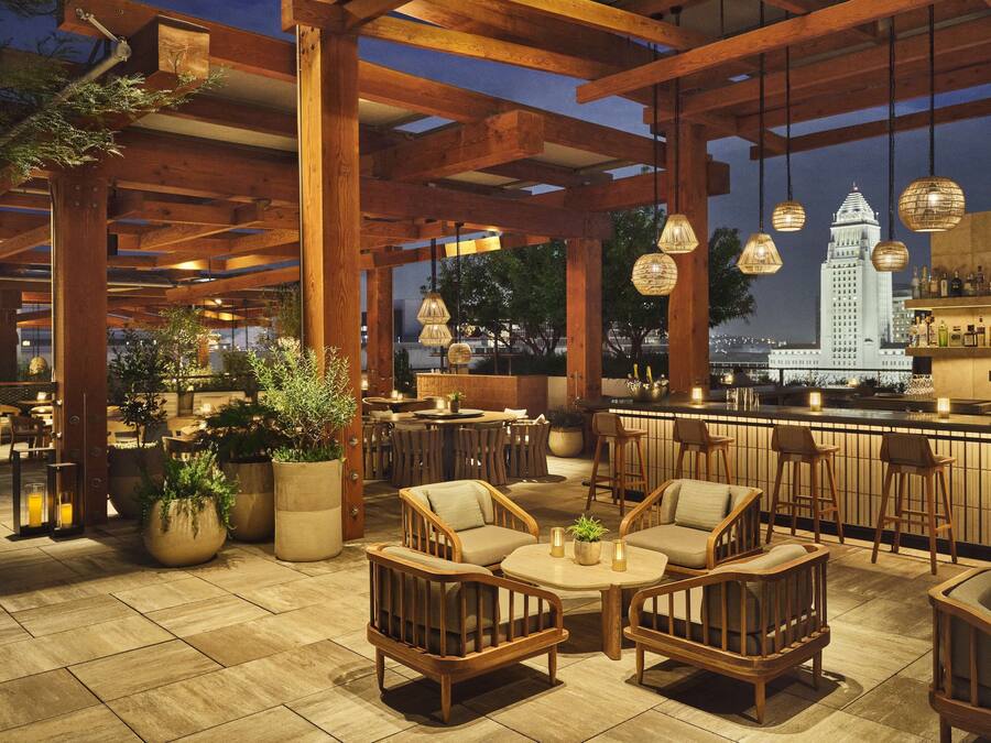 3 bars/lounges, cocktail bar