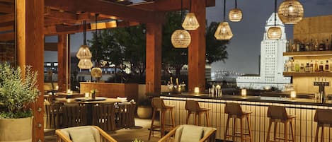 3 bars/lounges, cocktail bar