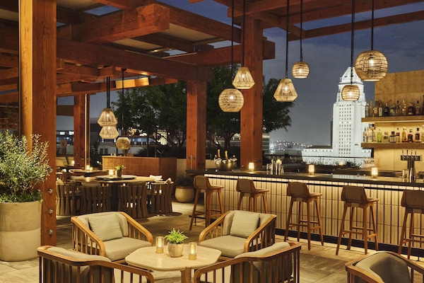 3 bars/lounges, cocktail bar