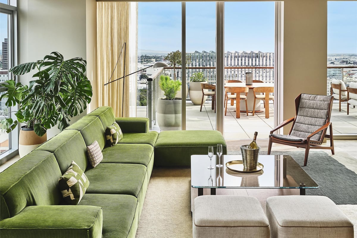 顶层房 (Skyline Penthouse) | 起居区 | 55-英寸液晶电视（配备卫星频道）、电视、Netflix
