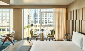 Premium bedding, down comforters, minibar, in-room safe - Conrad Los Angeles (Los Angeles)