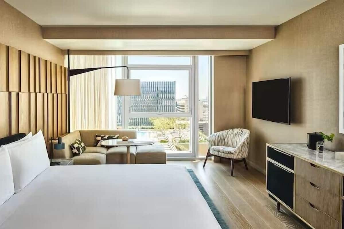 Premium View One King Accessible Tub | Premium bedding, down comforters, minibar, in-room safe