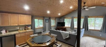 Dog friendly, updated cabin- hot tub & fenced yard, 5 min to Lake Easton/Kachess