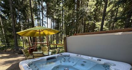 Dog friendly, updated cabin- hot tub & fenced yard, 5 min to Lake Easton/Kachess