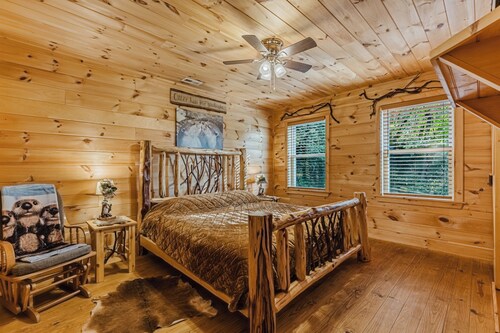 Heavenly mountain views! Premium luxury cabin.  Step free entry-Harrah’s Casino.