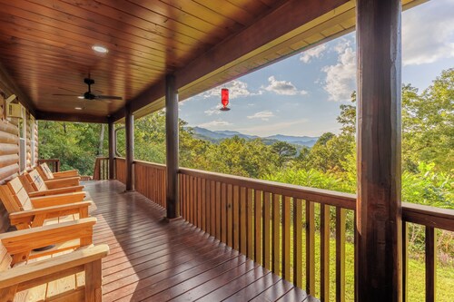 Heavenly mountain views! Premium luxury cabin.  Step free entry-Harrah’s Casino.