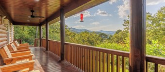 Heavenly mountain views! Premium luxury cabin.  Step free entry-Harrah’s Casino.