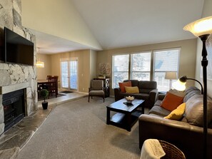 TV connectée, cheminée, jeux vidéo