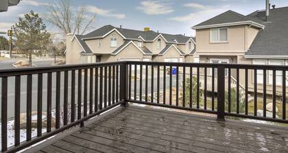 4 BEDROOM SKI RETREAT 3000 SQFT W/PRIVATE HOT TUB / SUPER CLOSE TO SKI RESORTS