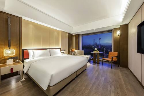 Swiss Advantage King Room | Down comforters, minibar, soundproofing, iron/ironing board