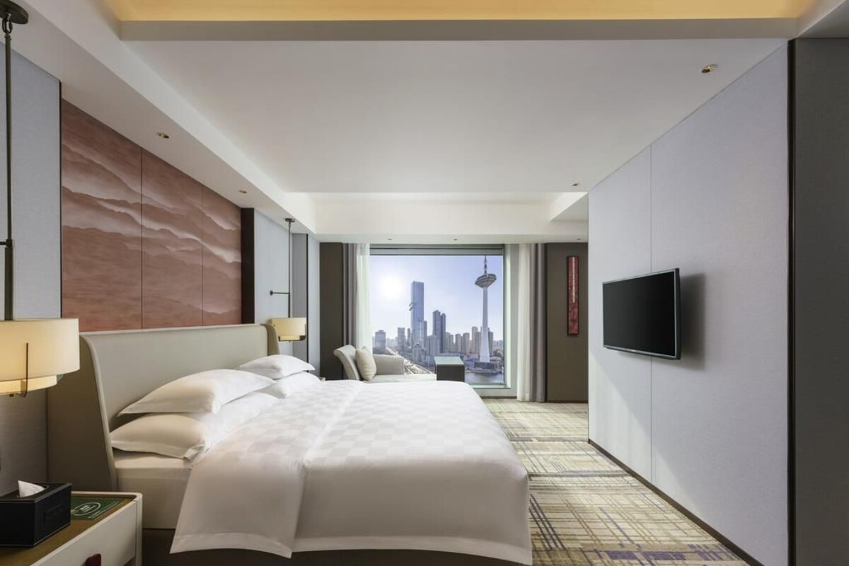 Swiss, Quarto com design assinado, 1 cama King, vista para a cidade | Edredons de pluma, frigobar, quartos à prova de som