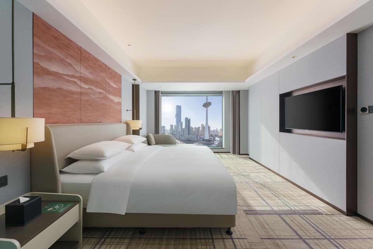 Swiss, Suite, 1 King-Bett, Stadtblick | 1 Schlafzimmer, Minibar, schallisolierte Zimmer, Bügeleisen/Bügelbrett