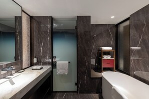 Separate bathtub and shower, hydromassage showerhead - Swissotel Shenyang (Shenyang)