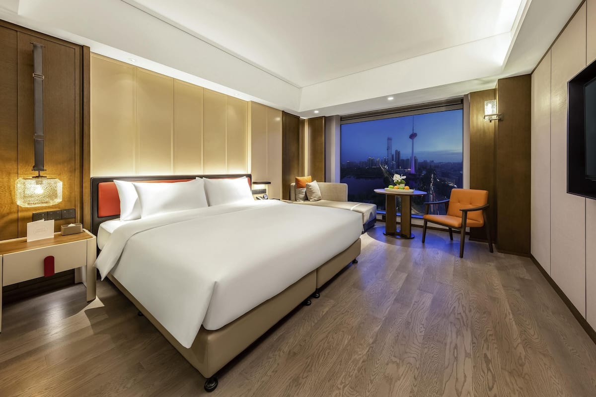 Swiss, Chambre, 1 trĂšs grand lit, vue sur la ville | Minibar, systĂšme dâinsonorisation, fer et planche Ă repasser