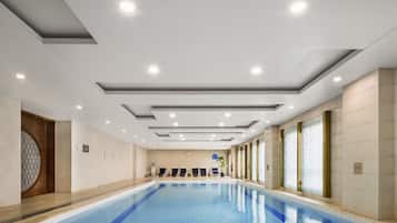 Una piscina cubierta