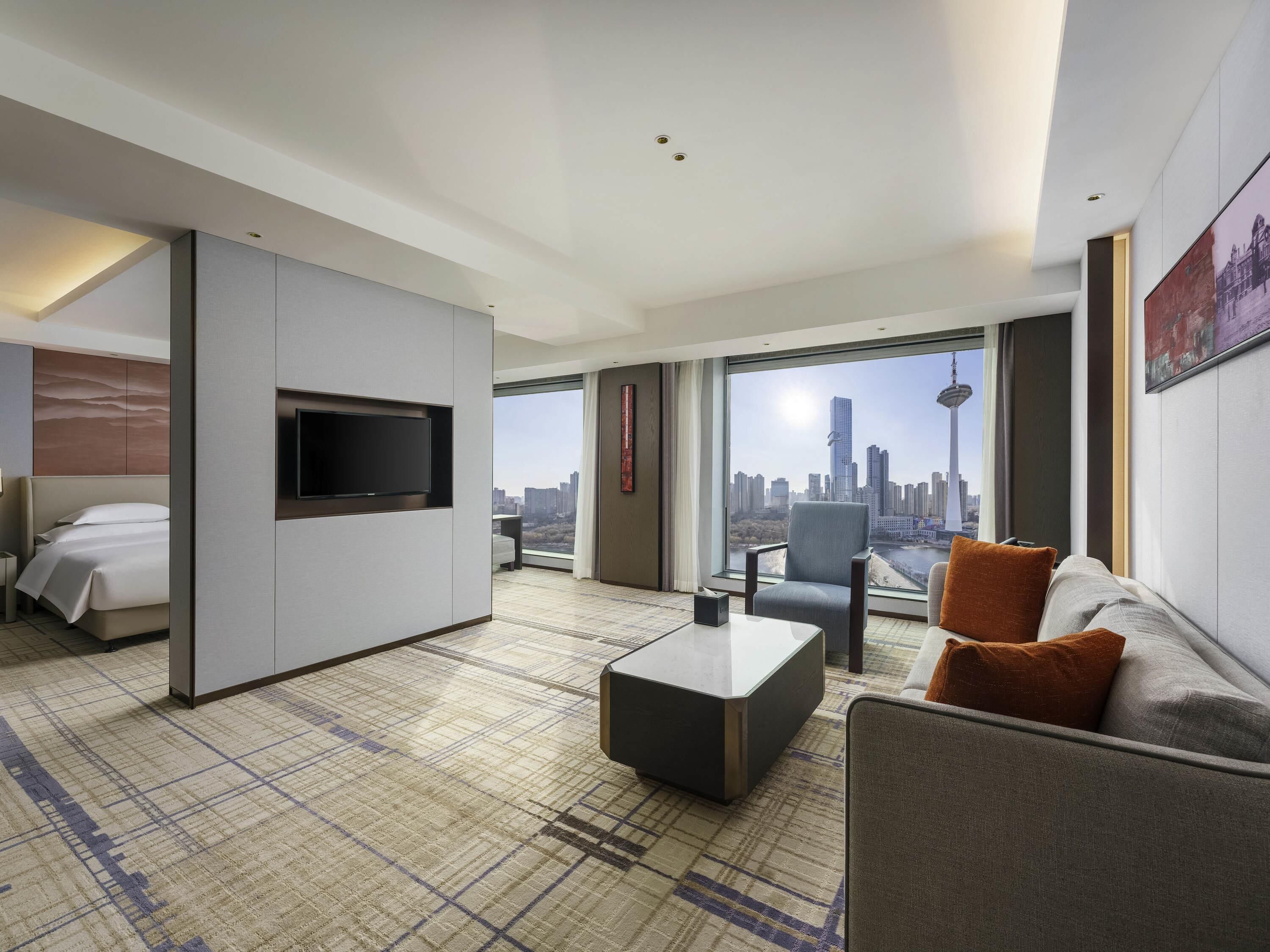 Swiss, Signature Room, 1 King Bed, City View | Down duvets, minibar, soundproofing, iron/ironing board